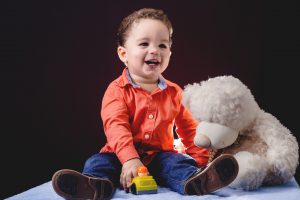 a quel age bébé se tient assis